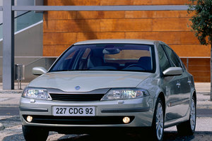 Renault Laguna 2 поколение лифтбэк  