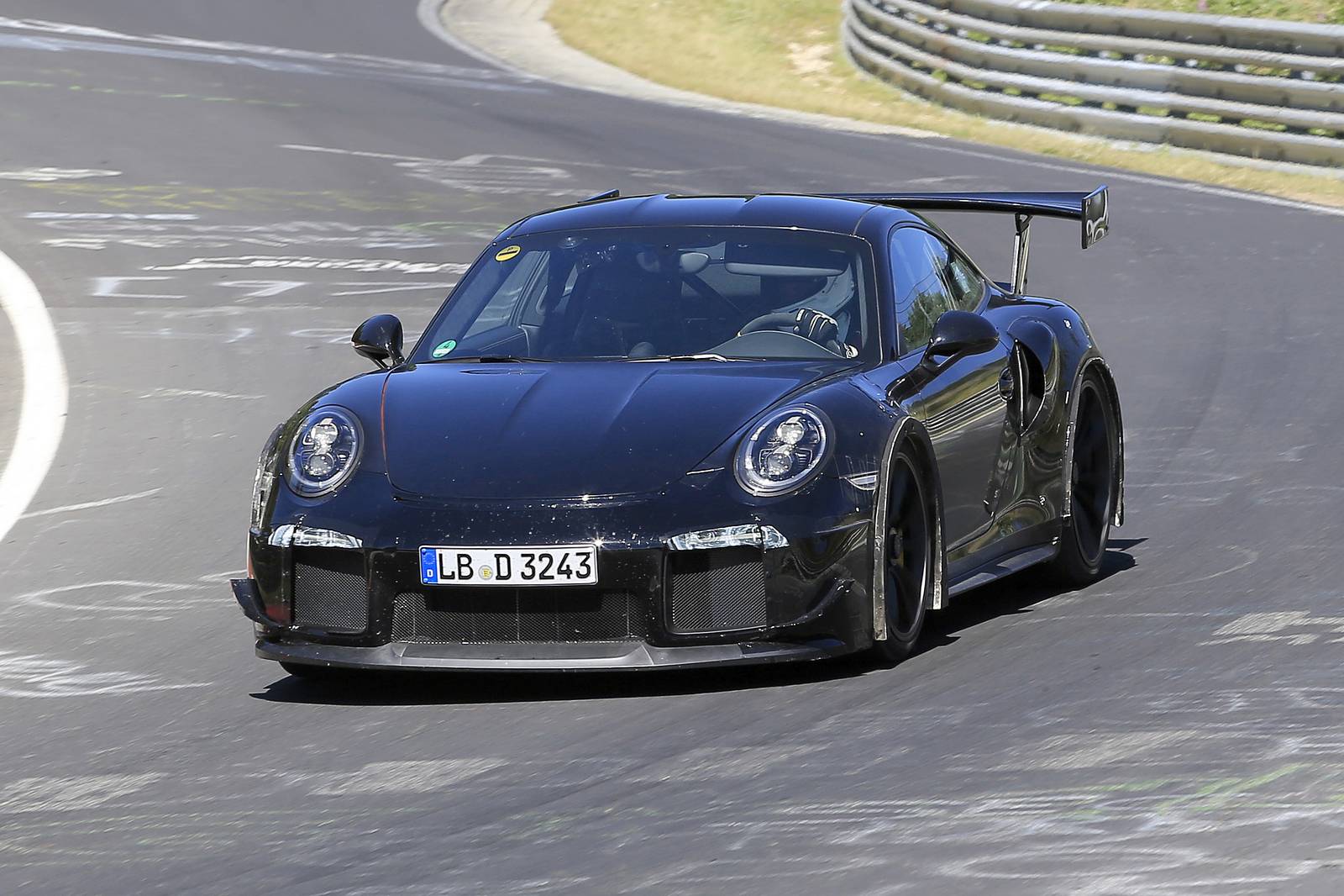 Долгожданный 2017 Porsche 911 GT2 был замечен на тестировании на Нюрбургринге перед его дебютом на Парижском автосалоне 2016 в октябре. Глядя на этот автомобиль, мы можем с уверенностью сказать, что GT2 991 поколения будет отличаться большим задним а