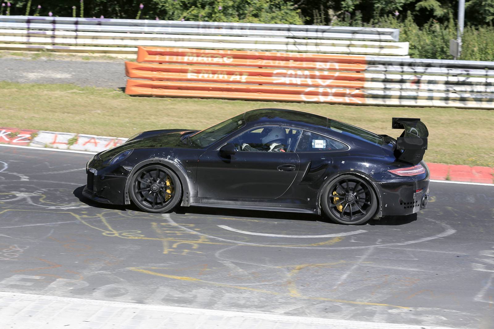 Долгожданный 2017 Porsche 911 GT2 был замечен на тестировании на Нюрбургринге перед его дебютом на Парижском автосалоне 2016 в октябре. Глядя на этот автомобиль, мы можем с уверенностью сказать, что GT2 991 поколения будет отличаться большим задним а