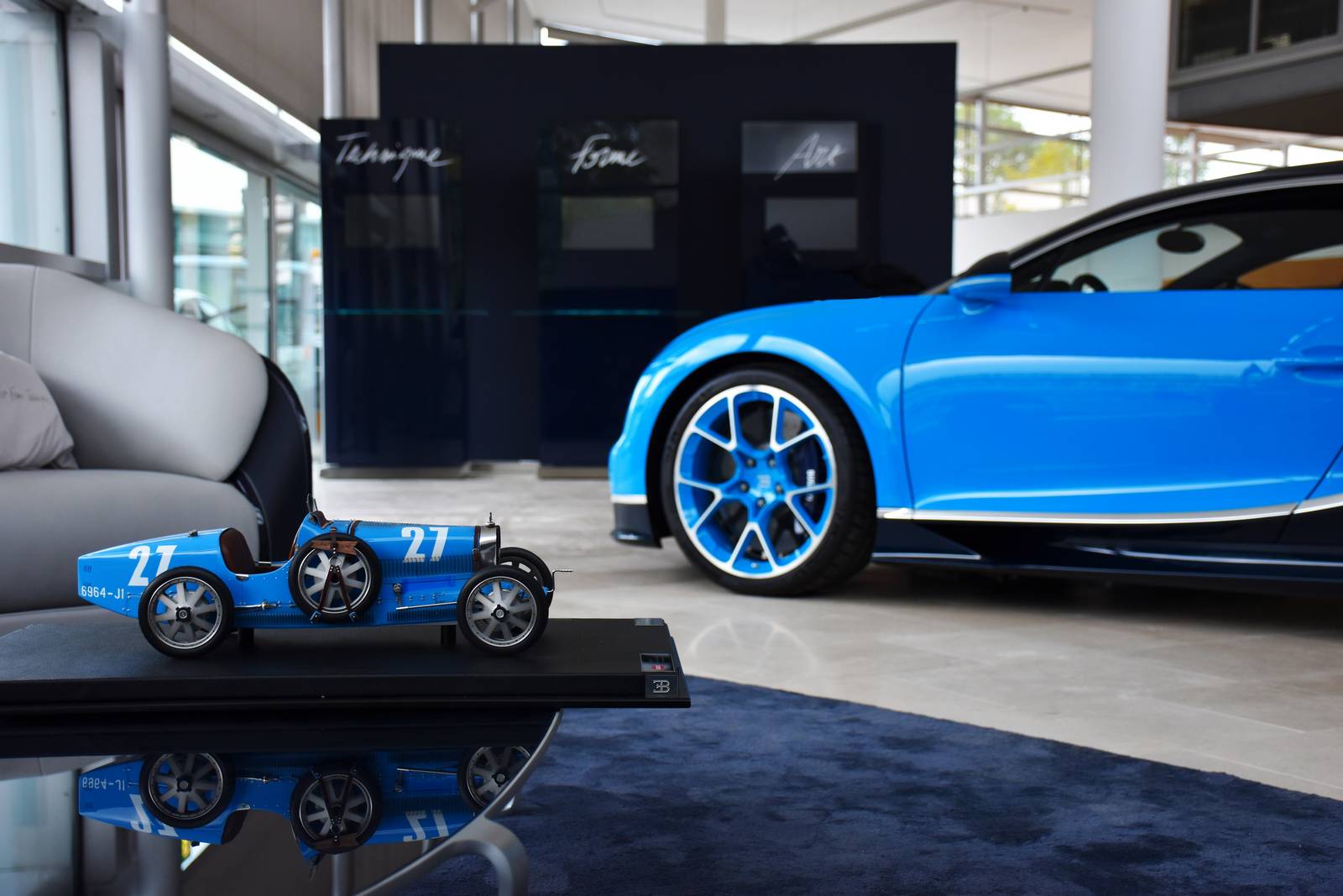 Автосалон Bugatti в Цюрихе получил с сенсационно новый дизайн