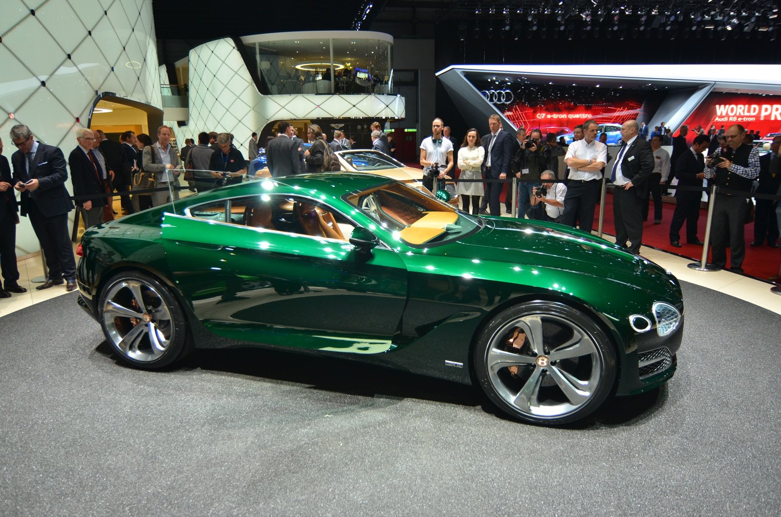 Bentley представит конкурента Aston Martin