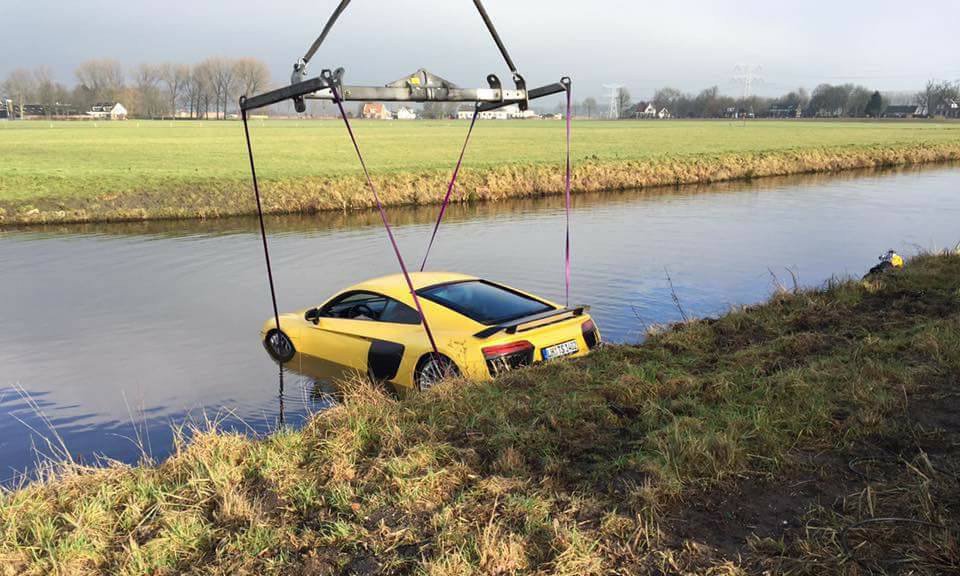 Audi R8 V10 Plus нырнул в реку в Голландии
