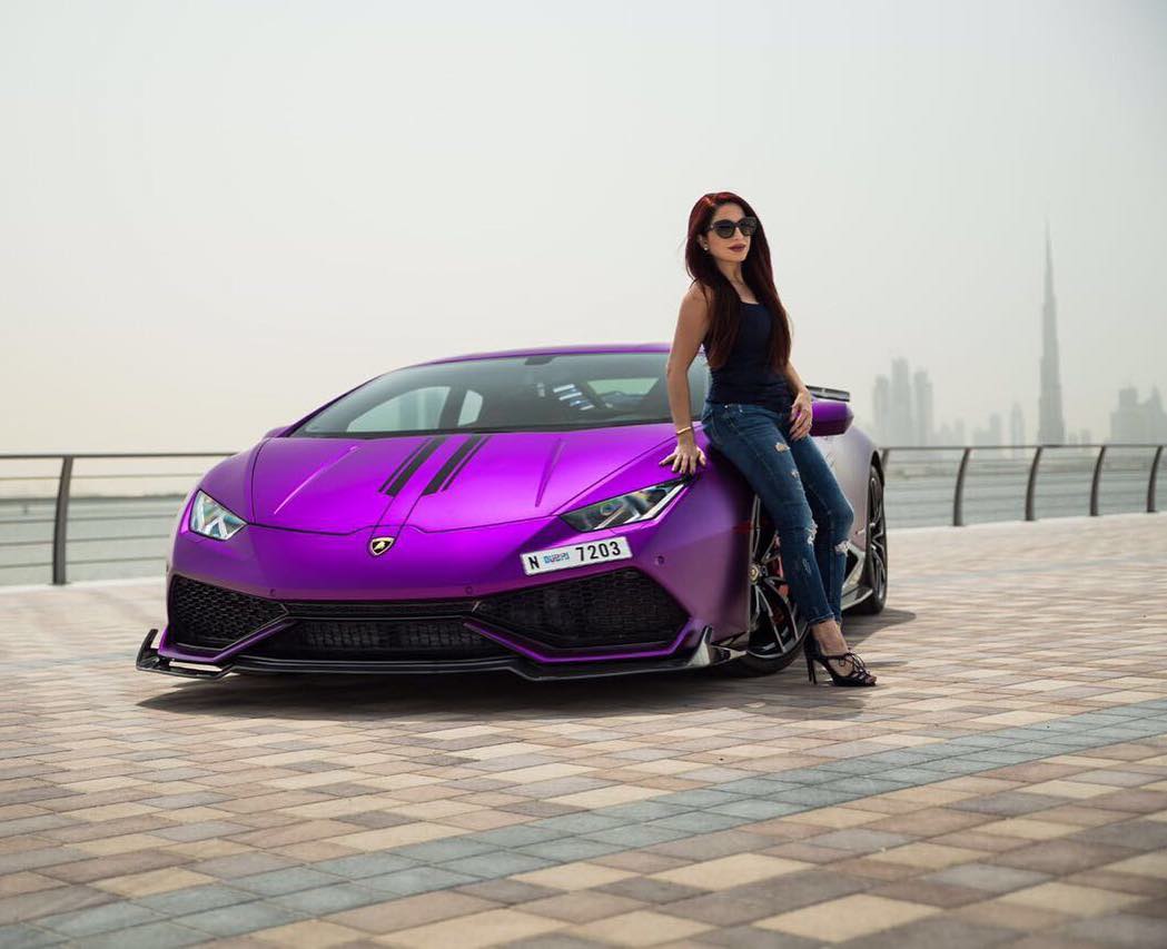 Эта девушка - счастливый обладатель этого удивительного фиолетового Revozport Lamborghini Huracan Razmig.