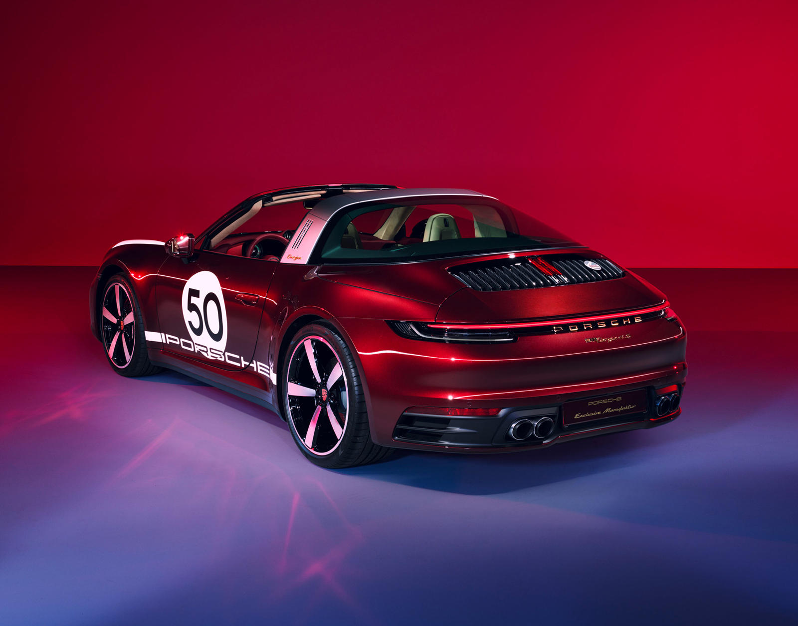 Наконец, у покупателей также есть возможность приобрести специальные часы Porsche Design с хронографом, цветовая гамма которых соответствует модели 911.