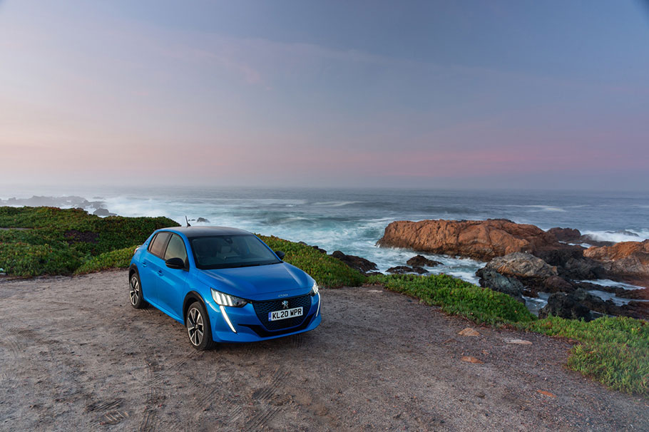 Абсолютно новый Peugeot e-208 побеждает в номинации «Маленький электромобиль года»