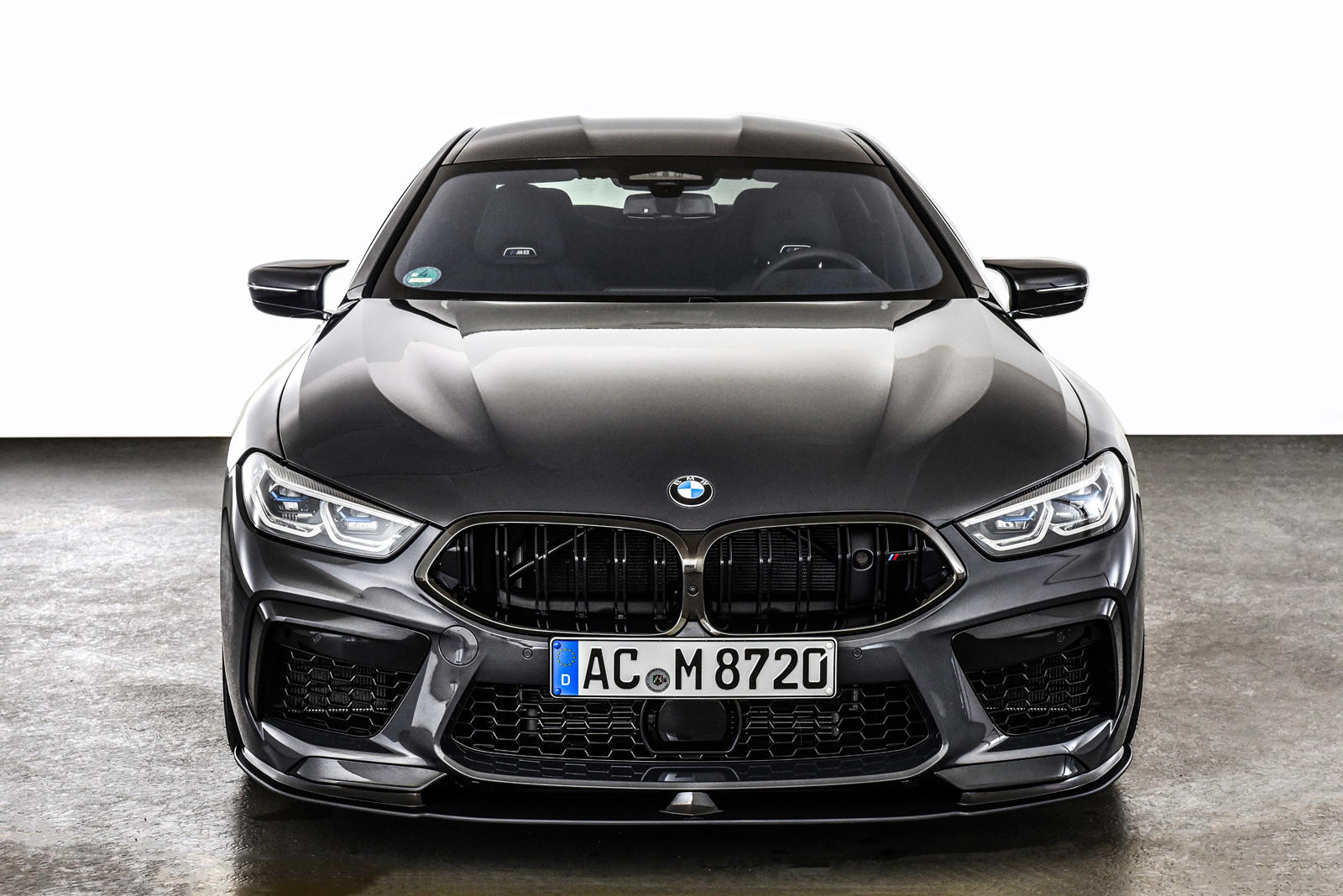 BMW M8 Competition - самый мощный дорожный BMW, производимый в настоящее время. Под капотом находится тот же 4,4-литровый двигатель V8 с двойным турбонаддувом, что и в M5, генерирующий колоссальные 617 лошадиных сил и 749 Нм крутящего момента, что по