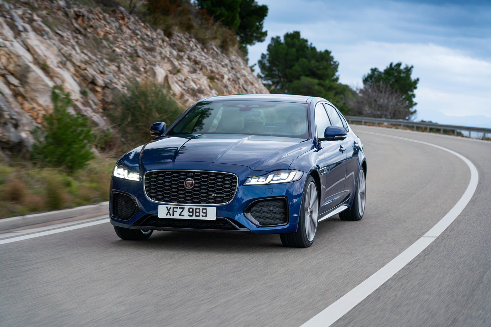XF теперь является седаном Jaguar начального уровня, поэтому компания значительно снизила цены по сравнению с прошлым годом.
