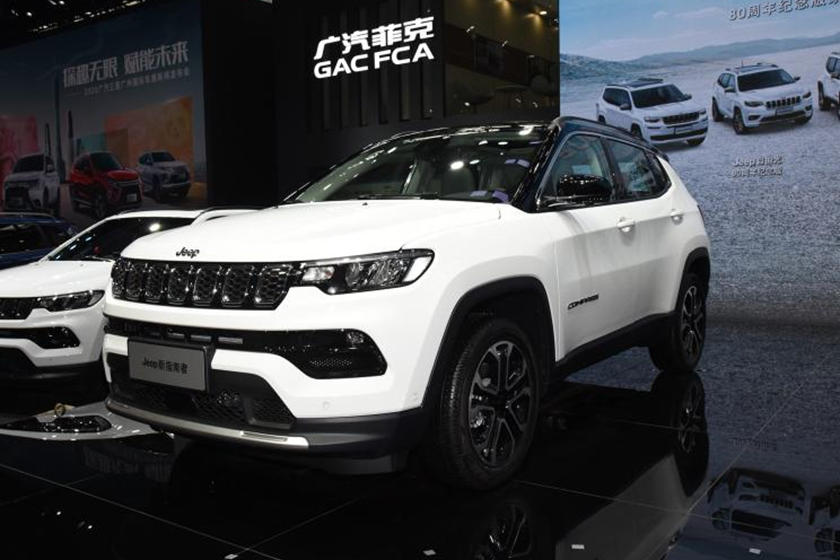 На китайском рынке также будет представлен 1,3-литровый двигатель с турбонаддувом мощностью 177 лошадиных сил, используемый в Jeep Renegade, который, вероятно, присоединится к 2,4-литровому атмосферному четырехцилиндровому двигателю мощностью 180 л.с