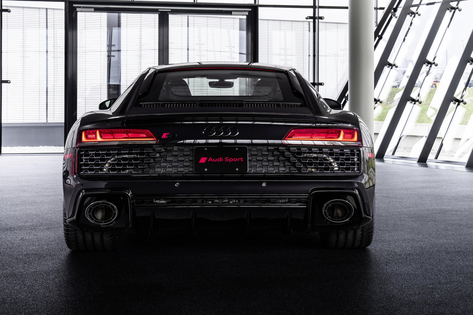 R8 присоединяется к выпуску RS5 Panther 2019 года, который был ограничен всего 100 экземплярами в США и включал ту же окраску с эффектом кристаллов Panther Black и красный интерьер. Audi заявляет, что только избранные дилеры будут получать R8 Panther