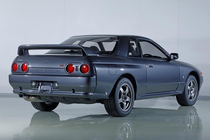 В мире высокопроизводительных японских спортивных автомобилей немногие автомобили пользуются таким же уважением, как семейство Nissan Skyline, особенно мощная версия GT-R. R32, R33 и R34 Skyline GT-R стали современной классикой и продаются за астроно