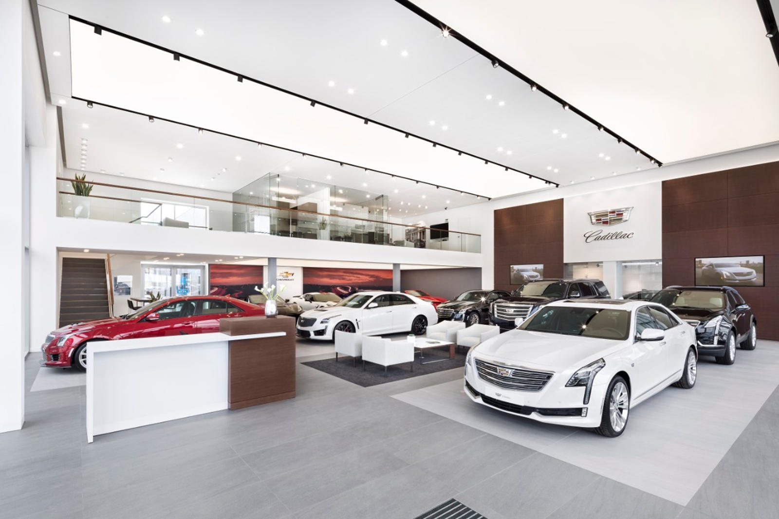 По состоянию на 1 января 2020 года у Cadillac было 882 дилерских центра только в США, в том числе 153 выставочных зала только для Cadillac без каких-либо других брендов General Motors. Для справки, Cadillac продает только около 150 000 автомобилей в 