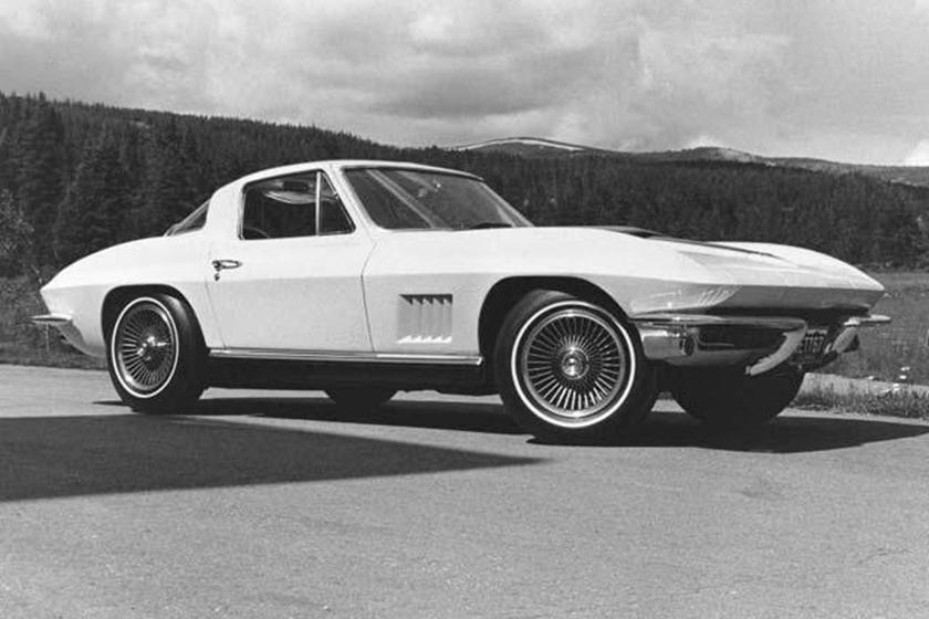 Chevrolet Corvette на протяжении многих лет выглядел совсем иначе, но нет никаких сомнений в том, что форма C2 - одна из самых красивых из когда-либо созданных. К сожалению, из-за красоты он стал очень дорогим, а из-за возраста он считается медленным