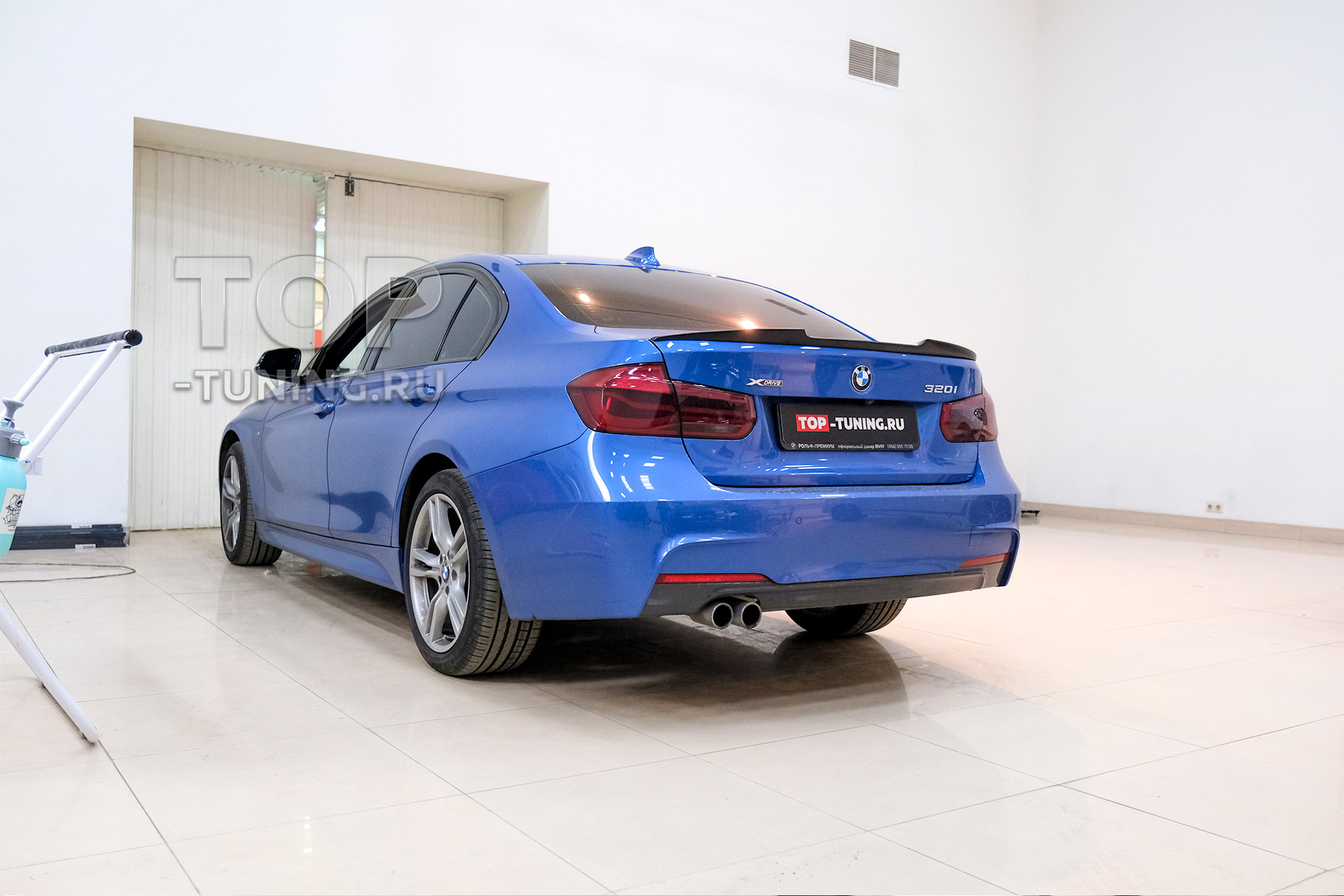 104240 Установка спойлера M-Style на BMW 3 F30 синего цвета