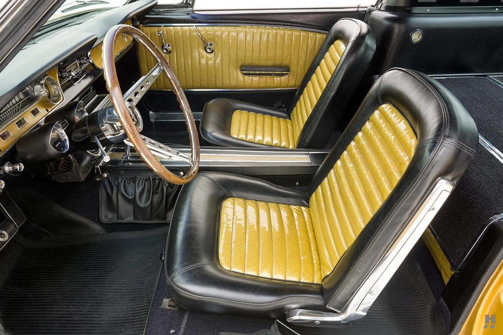 Первоначально продюсеры заключили сделку с Ford на поставку специально построенного 1965 Ford Mustang Fastback отделанного золотом для фильма. Уникальный Mustang, созданный компанией Ford в единственном экземпляре, отличался металлической золотой лив