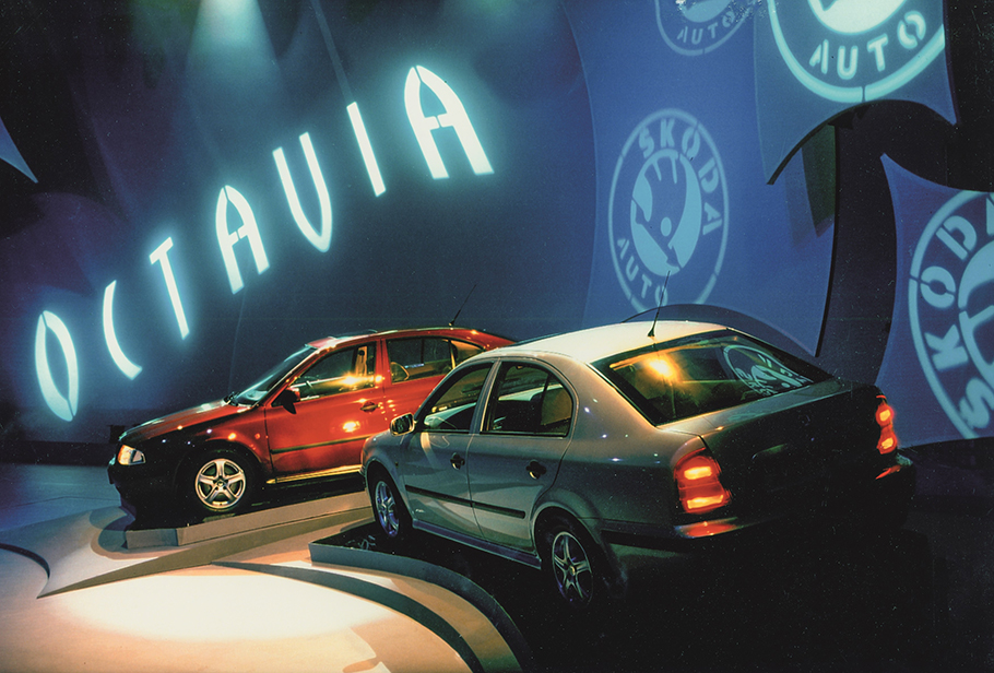 Тогда был запущен один из самых передовых автомобильных заводов в Европе в Млада-Болеславе, на котором началось производство самой важной модели бренда - Octavia. С тех пор их новым владельцам передано около 7 миллионов автомобилей.