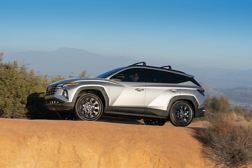 В стандартной комплектации Hyundai Tucson оснащается атмосферным 2,5-литровым мотором, позаимствованным у седана Sonata. В сочетании с восьмиступенчатой автоматической коробкой передач он выдает 187 л.с. и 241 Нм крутящего момента. В качестве альтерн
