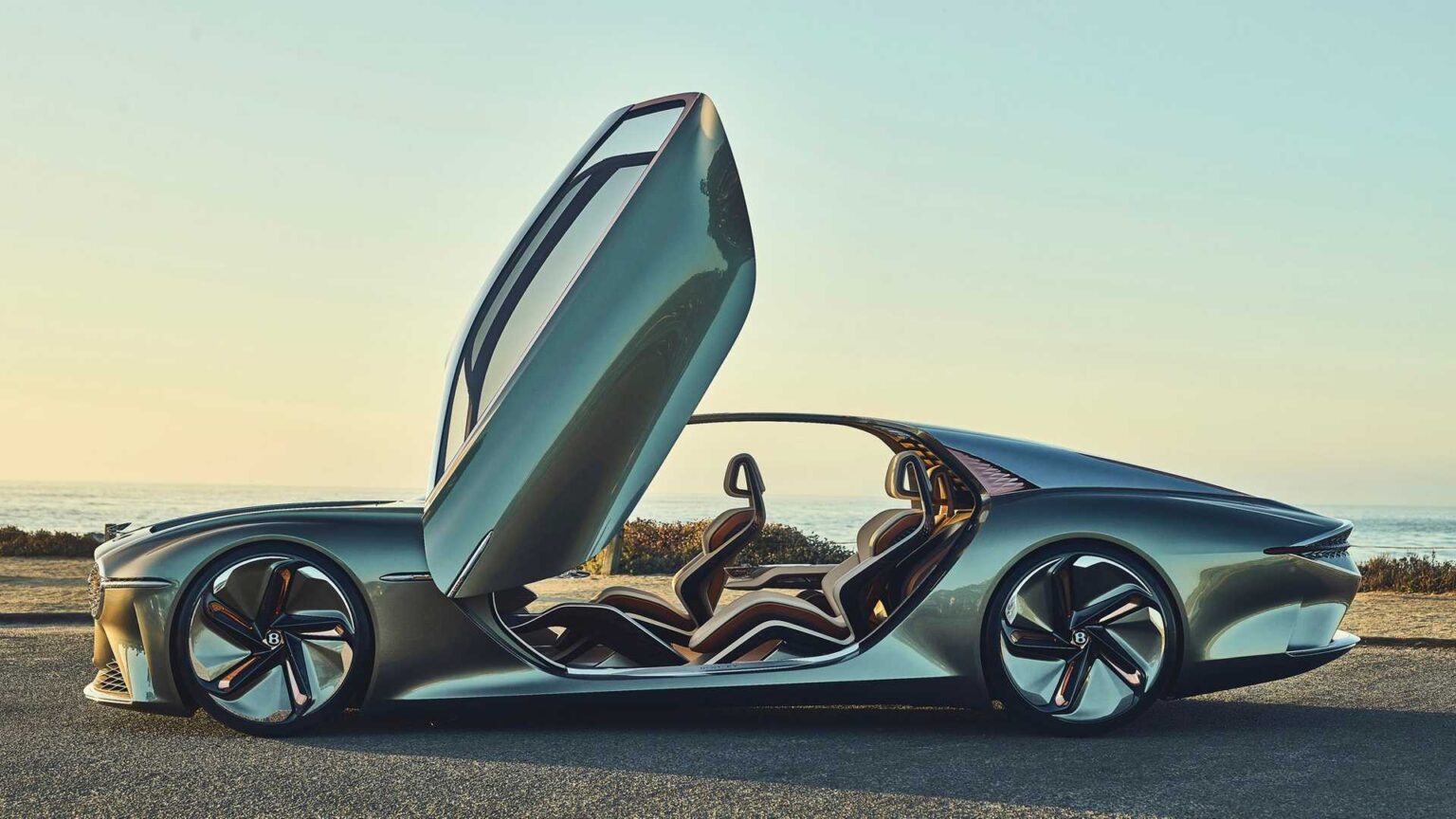 Bentley выпустит пять гибридов в 2022 году и первый электро-кар в 2025 году