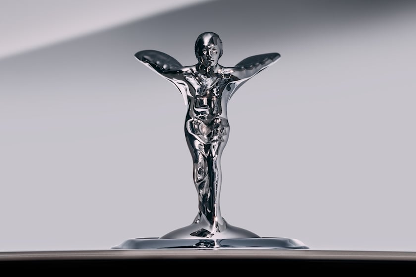 «Дух экстаза — самый известный и желанный автомобильный талисман в мире», — говорит Торстен Мюллер-Отвос, генеральный директор Rolls-Royce. «Больше, чем просто символ, она является воплощением нашего бренда и постоянным источником вдохновения и гордо