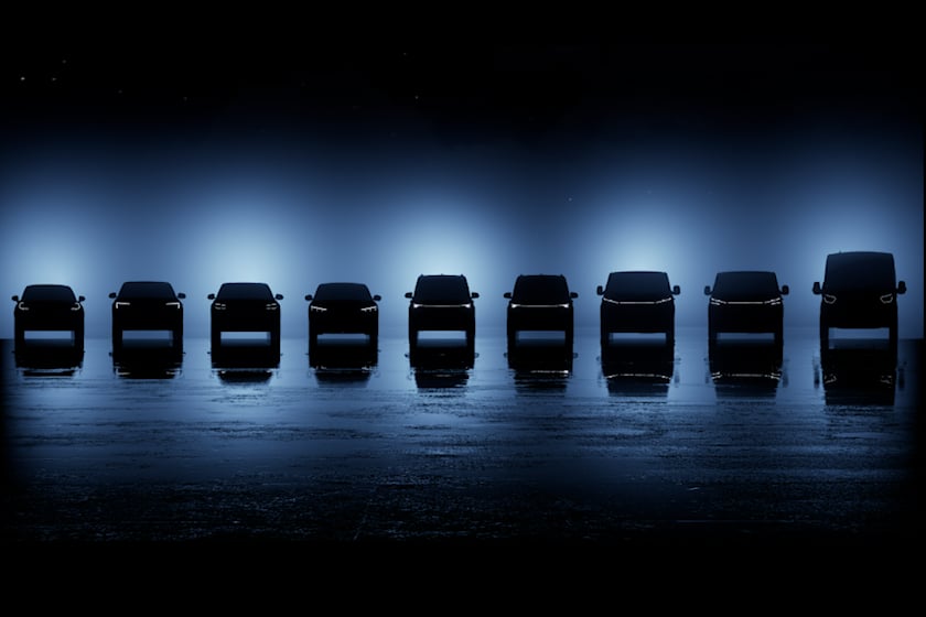 Кроме того, на рынок выйдут четыре коммерческих электромобиля. Модельный ряд Transit расширится и будет включать четыре электрические модели: однотонный фургон Transit Custom и многоцелевой автомобиль Tourneo Custom появятся в 2023 году, а через год 