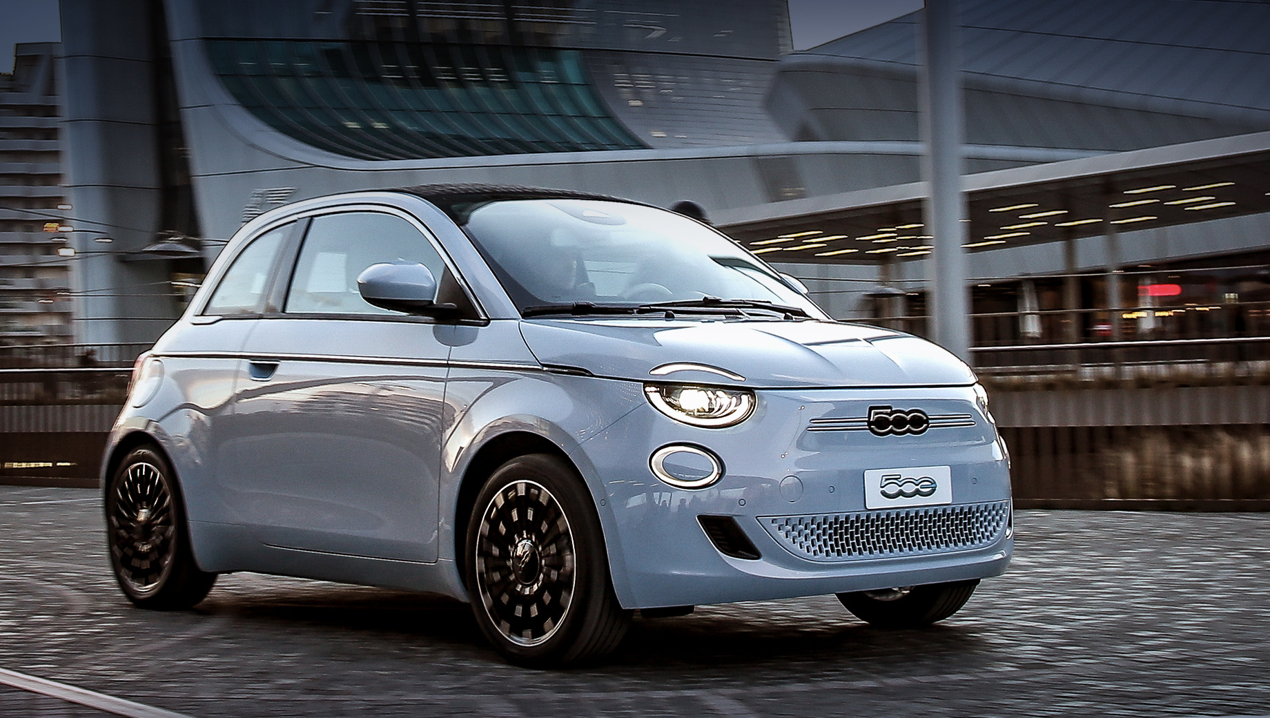Fiat объявил, что удалит неэлектрифицированные варианты из своей линейки в Великобритании, и каждый автомобиль, который он продает в Великобритании, будет электрифицирован с июля.