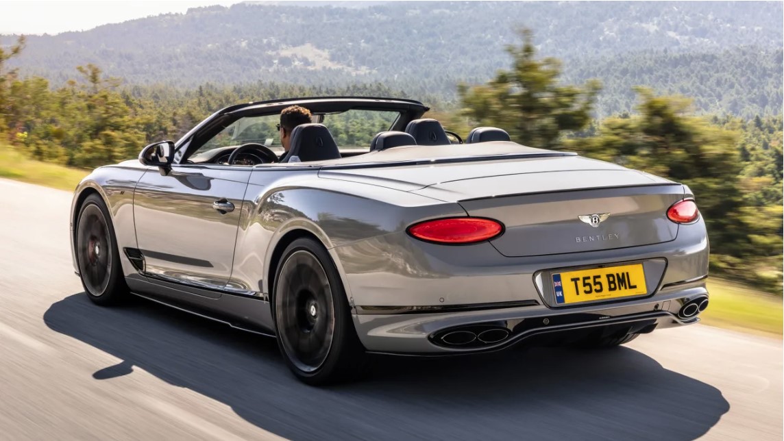 Чтобы водитель не забывал, что он за рулем более спортивной версии Continental GT, цифровая приборная панель взята из топовой модели GT Speed с тем, что Bentley называет «графикой, ориентированной на производительность».