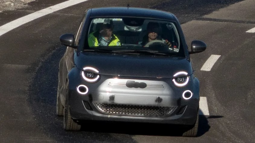 Fiat тестирует беспроводную дорожную зарядку