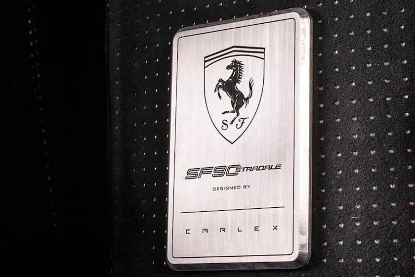 В то время как владелец этого SF90 мог бы изучить собственный каталог тюнинга Ferrari и выбрать сиденья Daytona Racing и почти неограниченный диапазон цветов, уникальный подход Carlex сделал и без того особенный суперкар еще лучше.