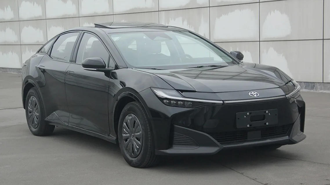 Изображения нового полностью электрического седана Toyota bZ3 просочились в сеть