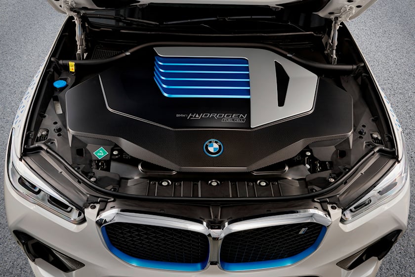 iX5 Hydrogen — первый продукт, созданный на основе этих отношений, но он будет выпущен в минимальном количестве. BMW, вероятно, хочет доказать, что он будет работать, прежде чем начать массовое производство в больших масштабах в 2025 году.