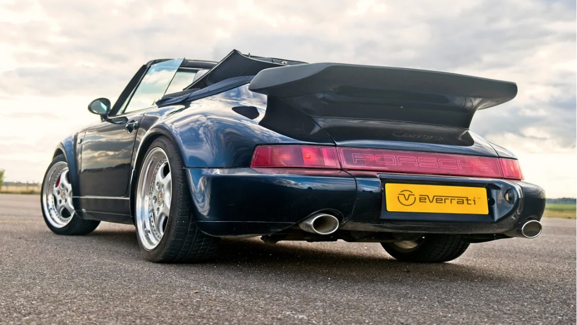 Everrati уже работал над электрификацией Porsche 911, выпустив Porsche 911 Signature EV. Как и этот автомобиль, кабриолет основан на 964 911 и развивает мощность более 500 л. Everrati утверждает, что время разгона до 100 км/ч составляет менее четырех