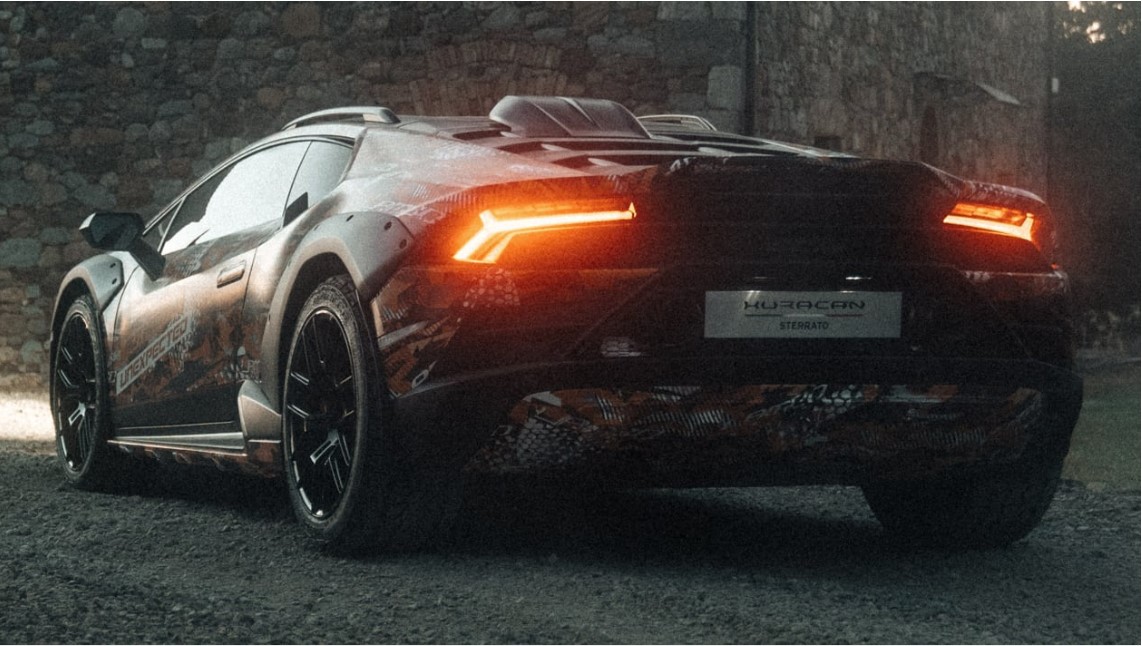 Lamborghini утверждает, что Sterrato опирается на краткое знакомство бренда с ралли в 1970-х годах, начав с того места, где остановились специально модифицированные раллийные автомобили Jarama и Urraco, предназначенные для езды по пустыне. Это не еди