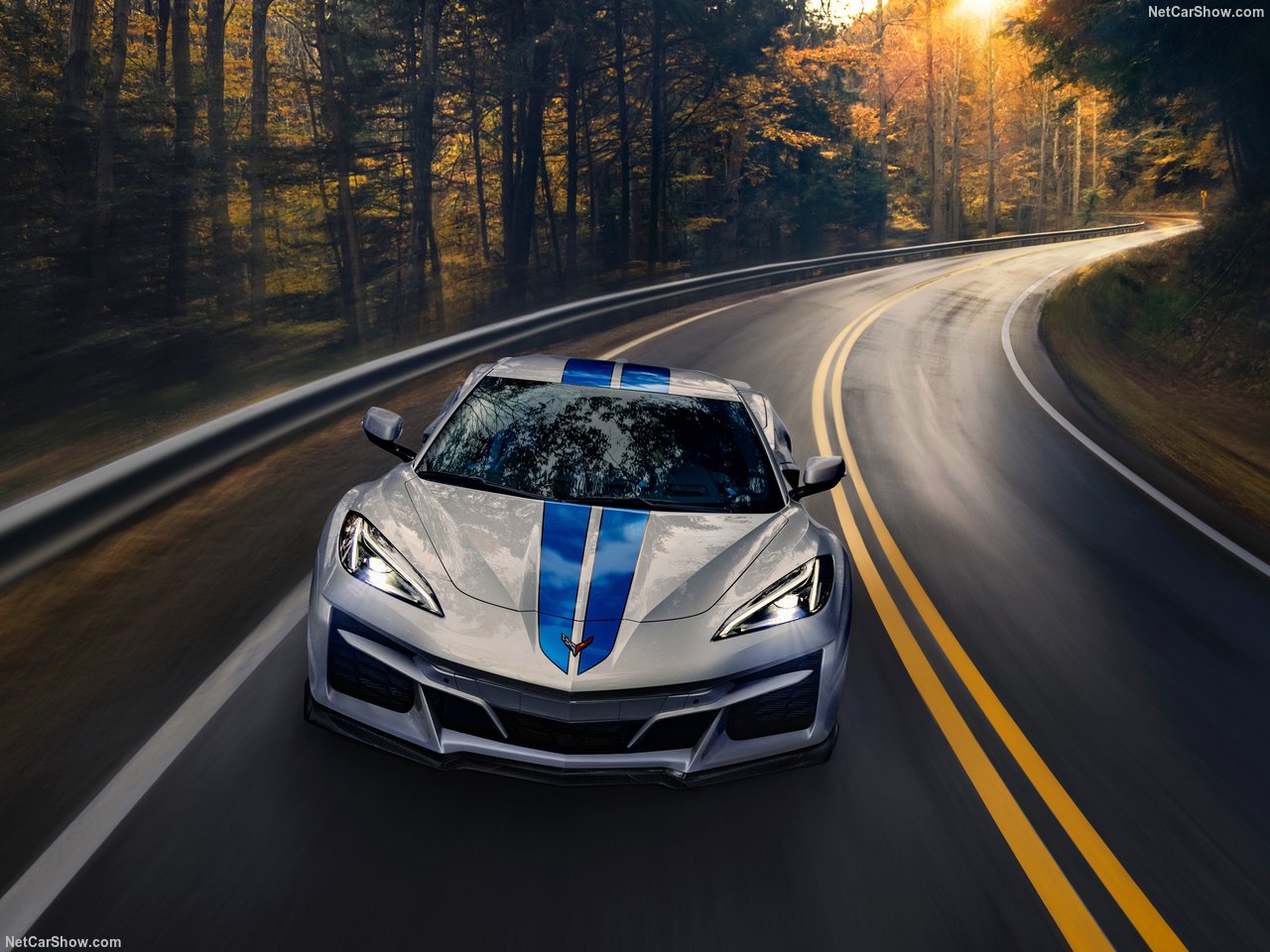 Чтобы отличить новинку от электрифицированного Corvette, был установлен новый передний бампер в стиле Z06, а задняя часть была изменена, чтобы гармонировать с более широким кузовом. Также доступны новые цвета, уникальные для E-Ray, наряду с внешней и