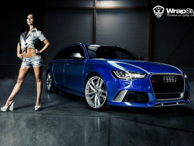 Девушка и Audi RS6 Wrap Style