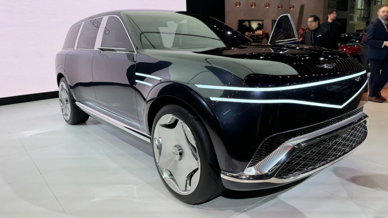 Вполне вероятно, что Neolun будет построен на архитектуре E-GMP от Hyundai-Kia. Он может использовать ту же установку, что и Kia EV9 аналогичного размера, что будет означать батарею емкостью 76,1 кВтч или, что более вероятно, учитывая стремления Gene