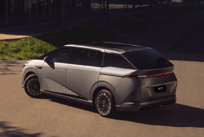 Модель представлена в пяти вариантах комплектации: