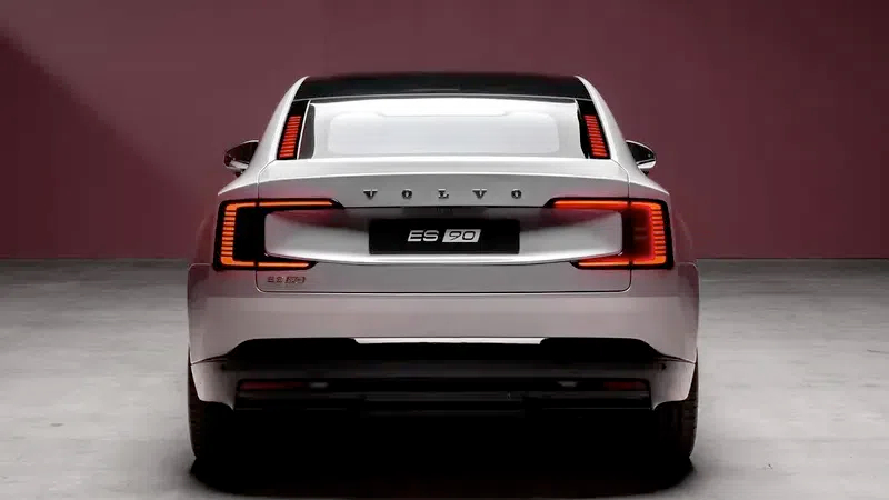 Модель EX90 впервые была упомянута в нормативных документах более года назад, а её дебют состоялся ещё в 2022 году. Автомобиль создан на платформе SPA2 и унаследовал дизайн зарубежного аналога.