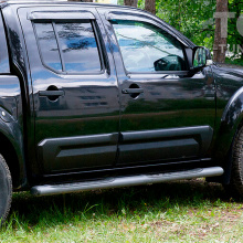 Широкие молдинги Bastion PRO на двери Nissan Navara D40