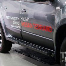 Молдинги Bastion на двери Nissan Terrano