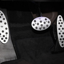 Тюнинг салона Мини Купер (а также MINI Coupe, MINI Countryman) - алюминиевые накладки на педали.
