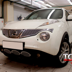 Нижняя решетка в бампер Crystal на Nissan Juke