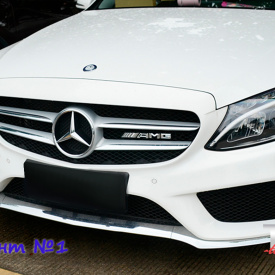 Шильдик в решетку радиатора AMG на Mercedes