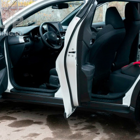 Накладки Bastion на внутренние пороги Toyota C-HR
