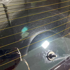 Абразивная полировка заднего стекла – удаление царапин от дворника