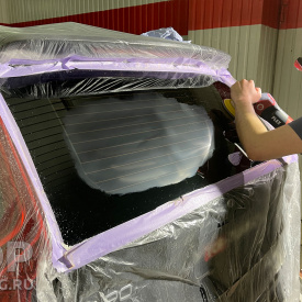 Абразивная полировка заднего стекла – удаление царапин от дворника