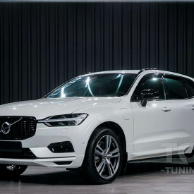Черная решетка радиатора R-Design для Volvo XC60 II (2017-2021)