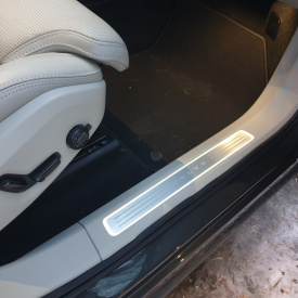 Внутренние накладки порогов c подсветкой  — тюнинг Volvo XC90 / V90