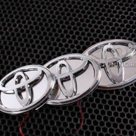 Хромированная эмблема для Toyota с красной подсветкой