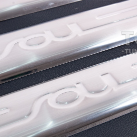 Серебристые накладки из нержавеющий стали на пороги Kia Soul (2009-2014)