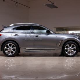 Накладки на пороги Lorinser на Infiniti QX70 (FX35, 37, 50)