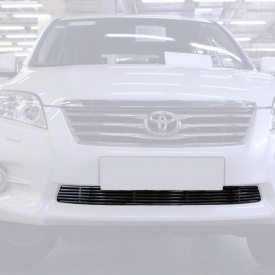 Решетка в бампер на Toyota RAV4 3